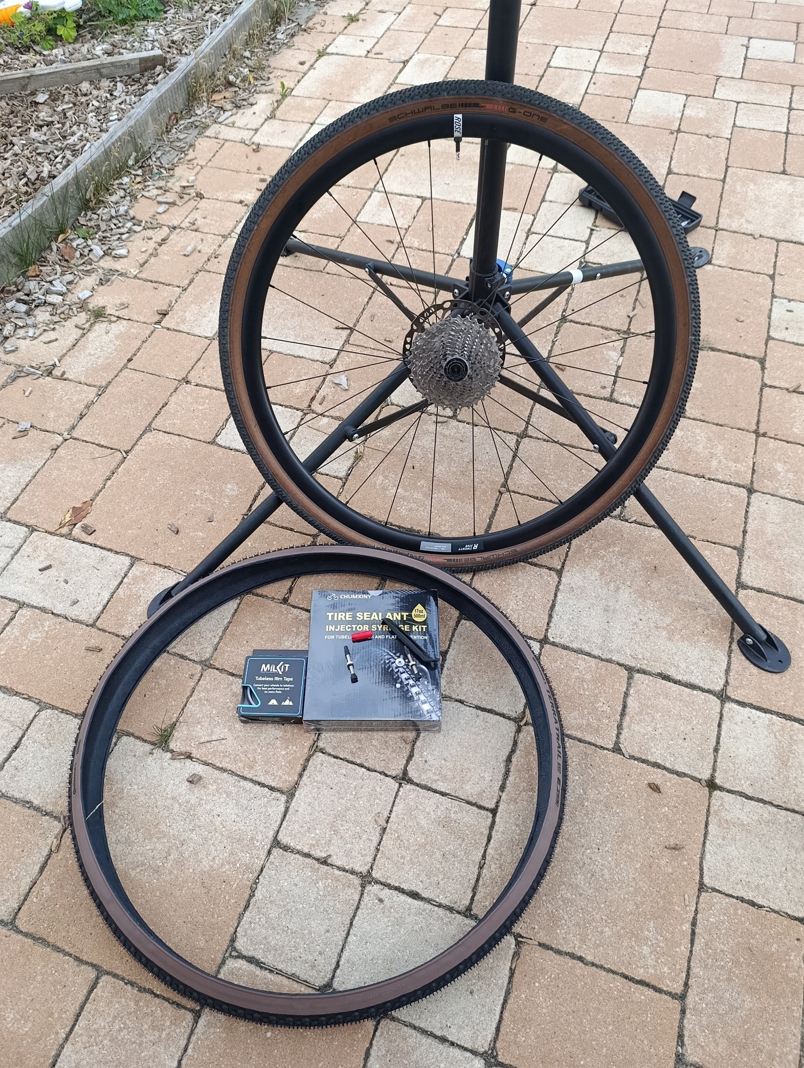 Tubeless kerék, új gumi és tömítőfolyadék előkészítve